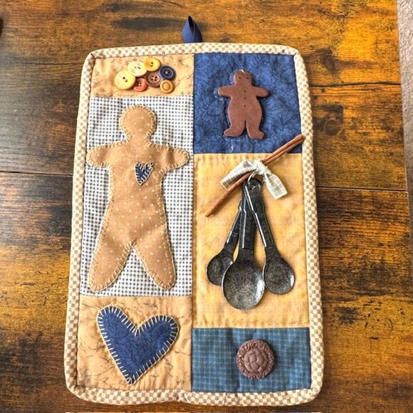 VTG Hand Quilted Wall Hanging 8x12 Gingerbread Man Hearts Buttons Kitchen Decor - Picture 9 of 11